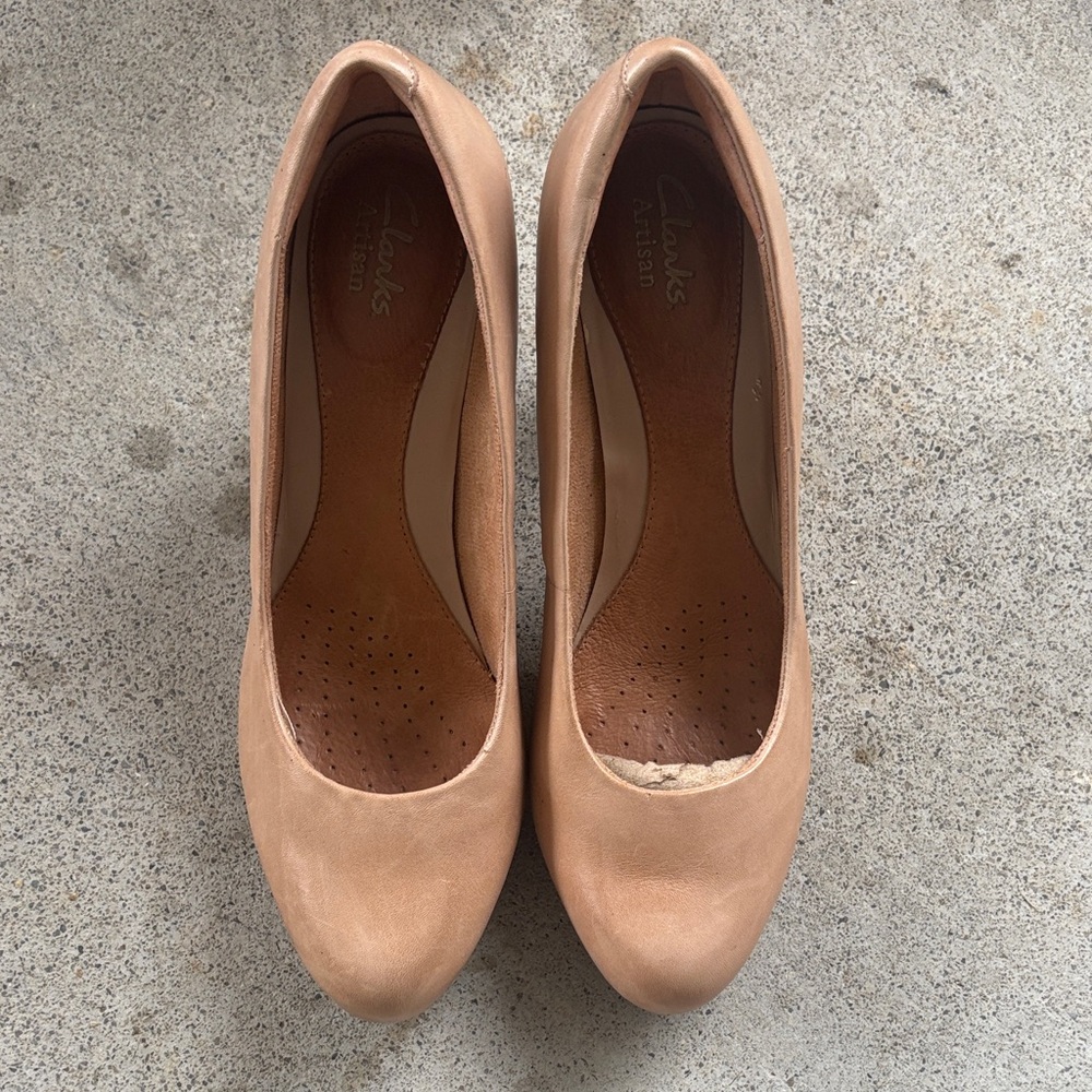 Clarks Women’s Tan Leather Round-Toe Pumps